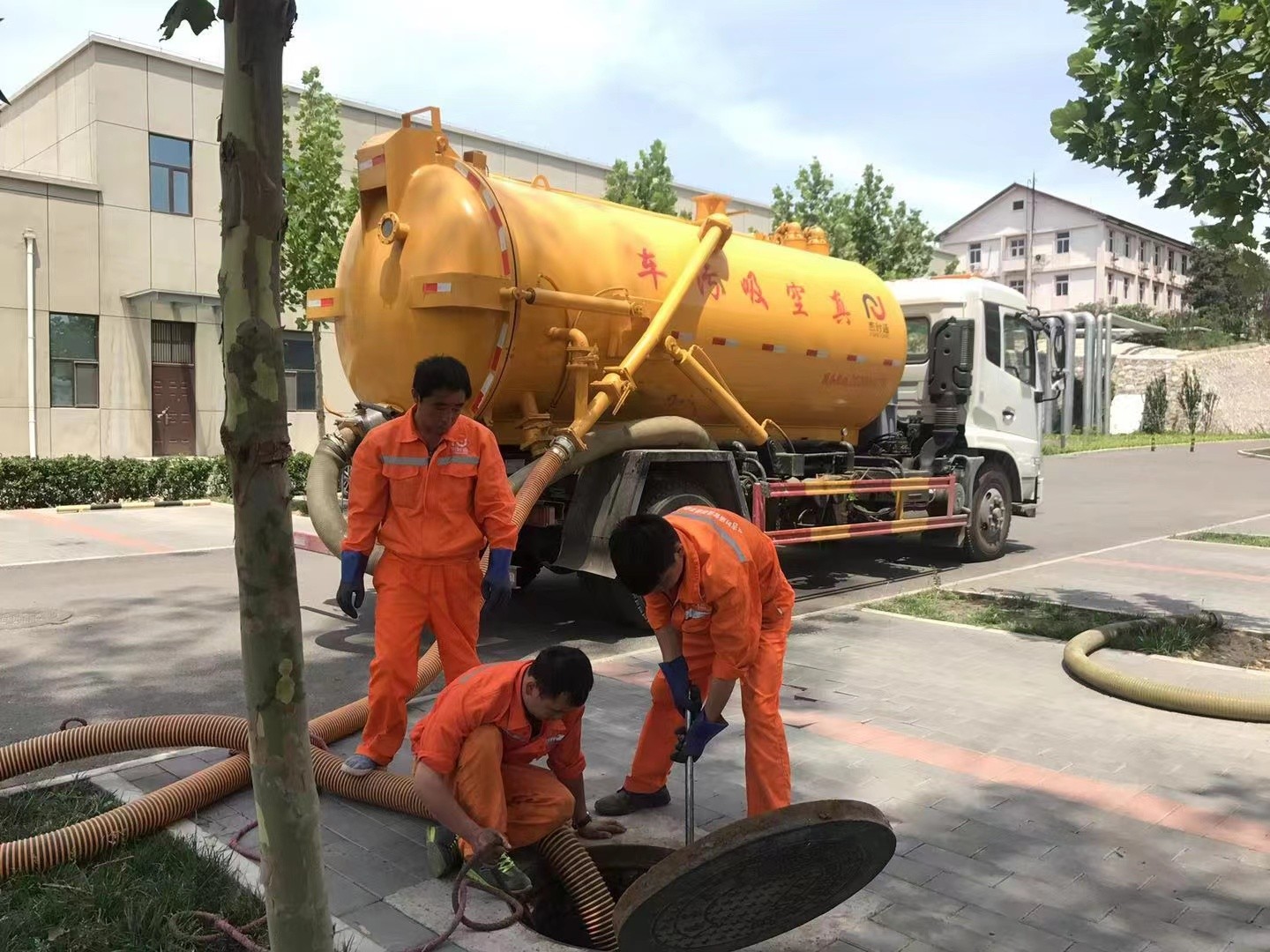 矿区管道疏通车停在窨井附近