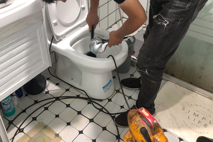 矿区马桶堵塞自己疏通还是找师傅?专业上门服务让你省时更省心